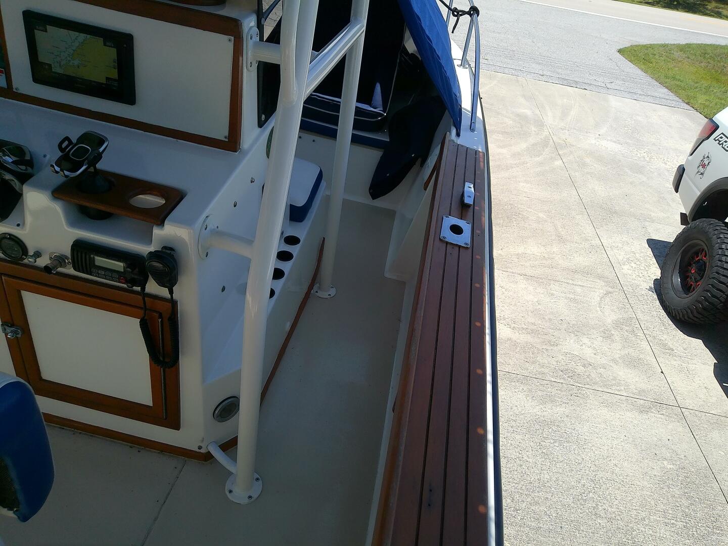 Slide: The Image of Robalo 2520 Center Console 1985 - 5310385