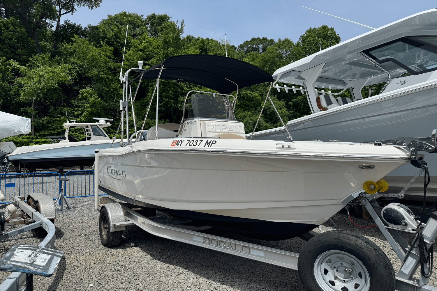 Slide: The Image of Robalo R180 2020 - 1