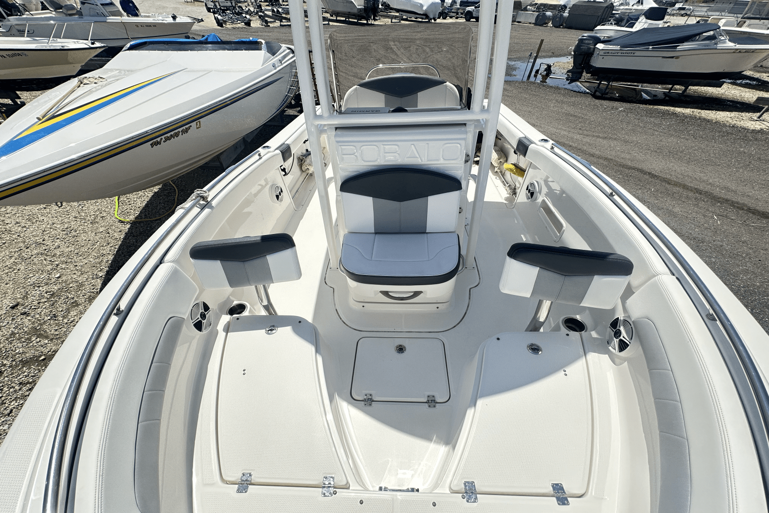 Slide: The Image of Robalo R222 2020 - 10