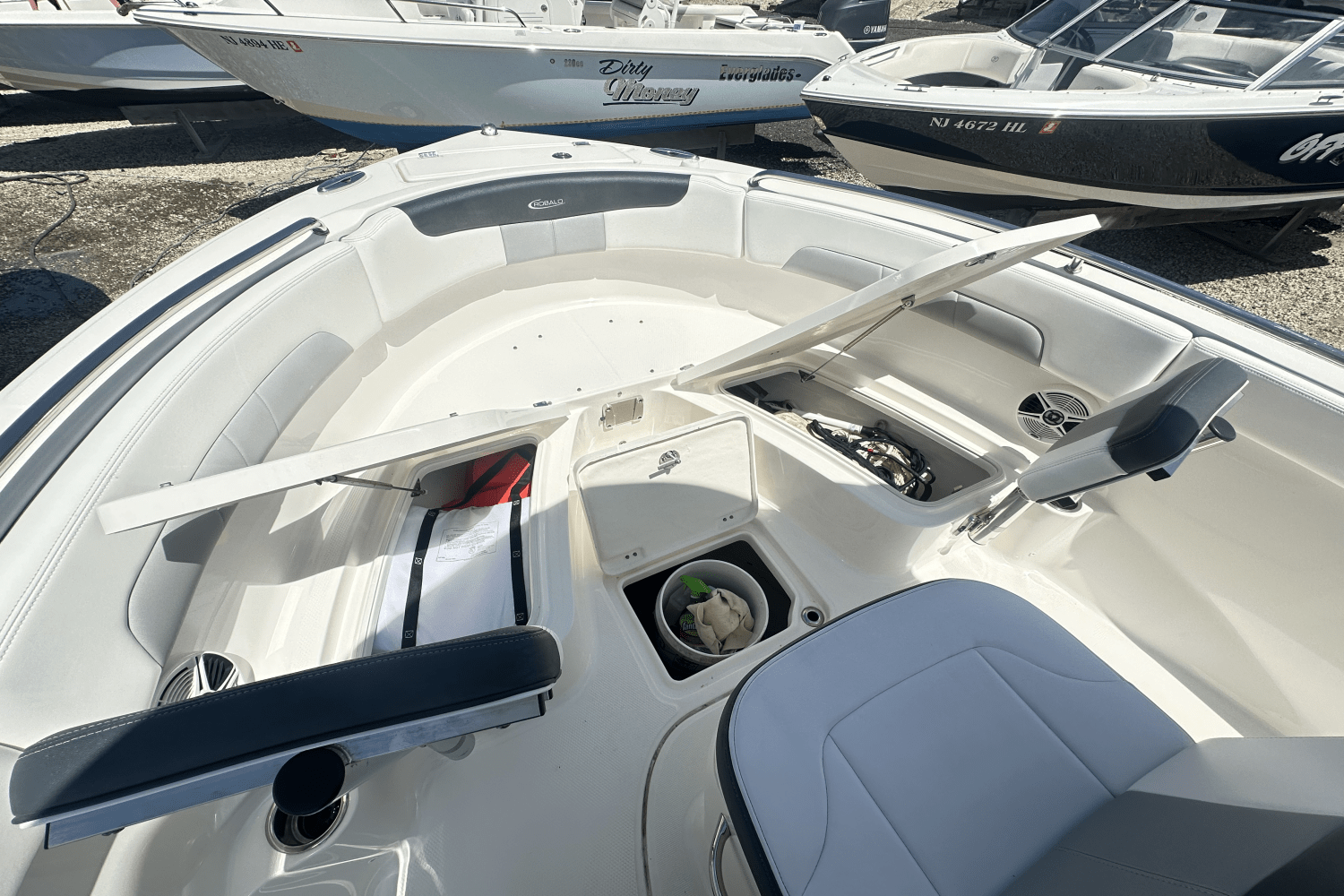 Slide: The Image of Robalo R222 2020 - 11