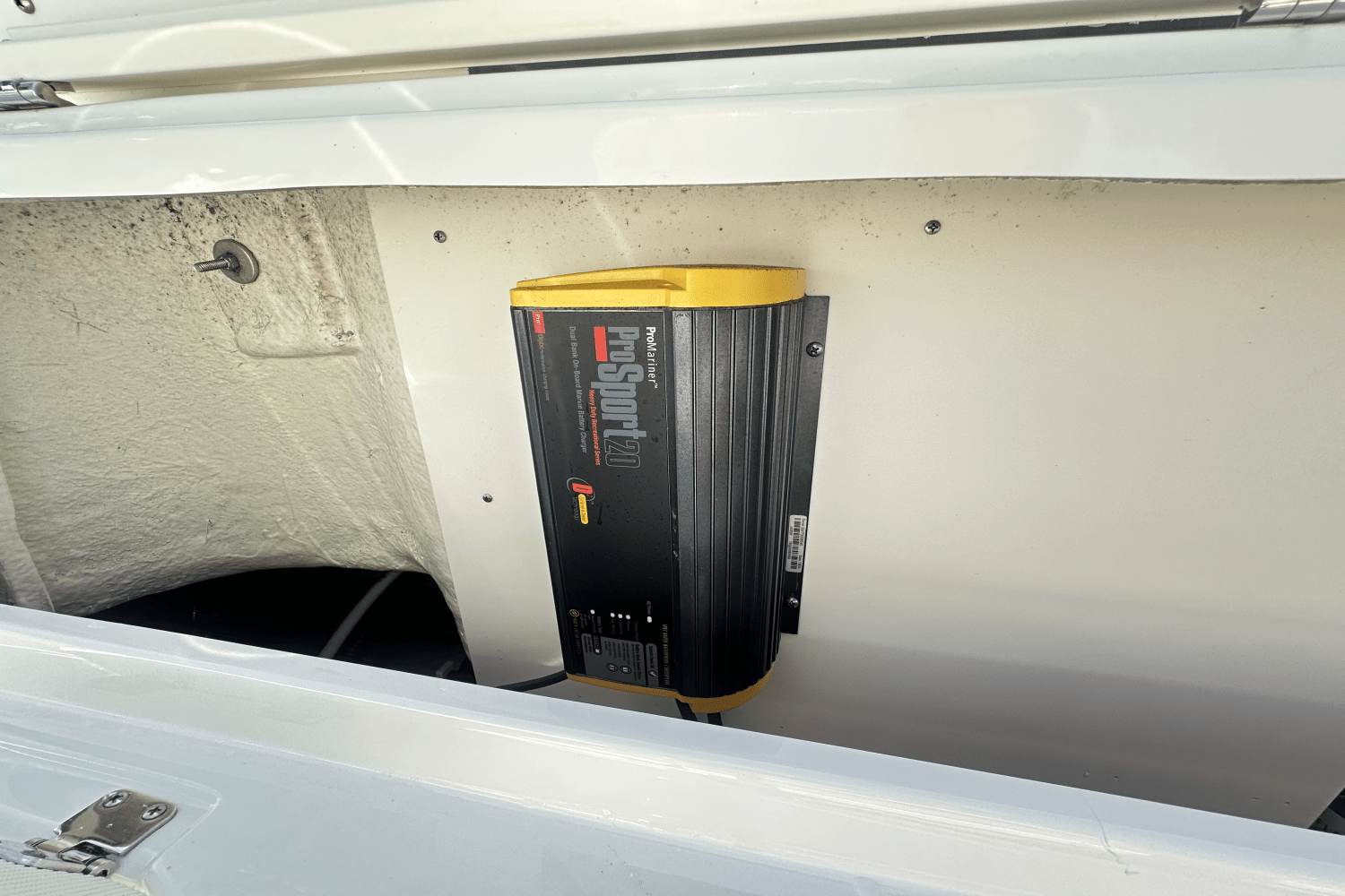 Slide: The Image of Robalo R222 2020 - 14