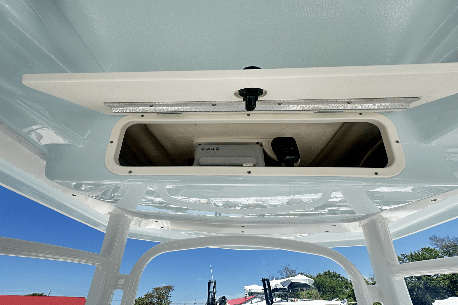 Slide: The Image of Robalo R222 2020 - 15