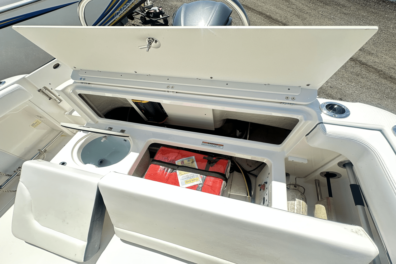 Slide: The Image of Robalo R222 2020 - 16