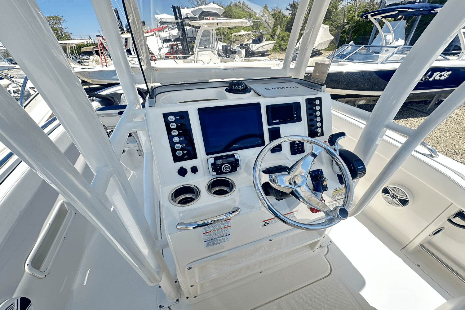 Slide: The Image of Robalo R222 2020 - 7