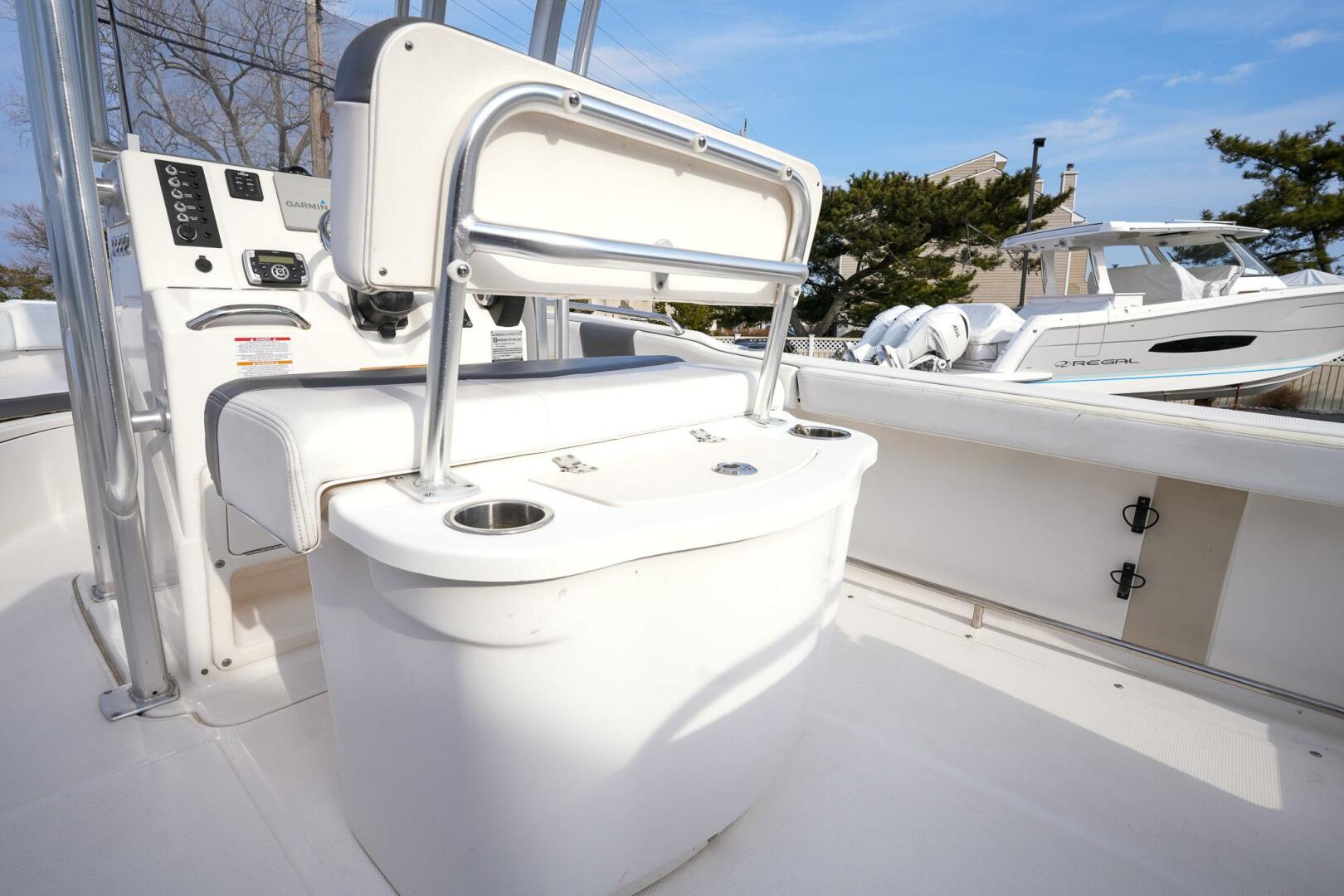 Slide: The Image of Robalo R222 CC 2018 - 10