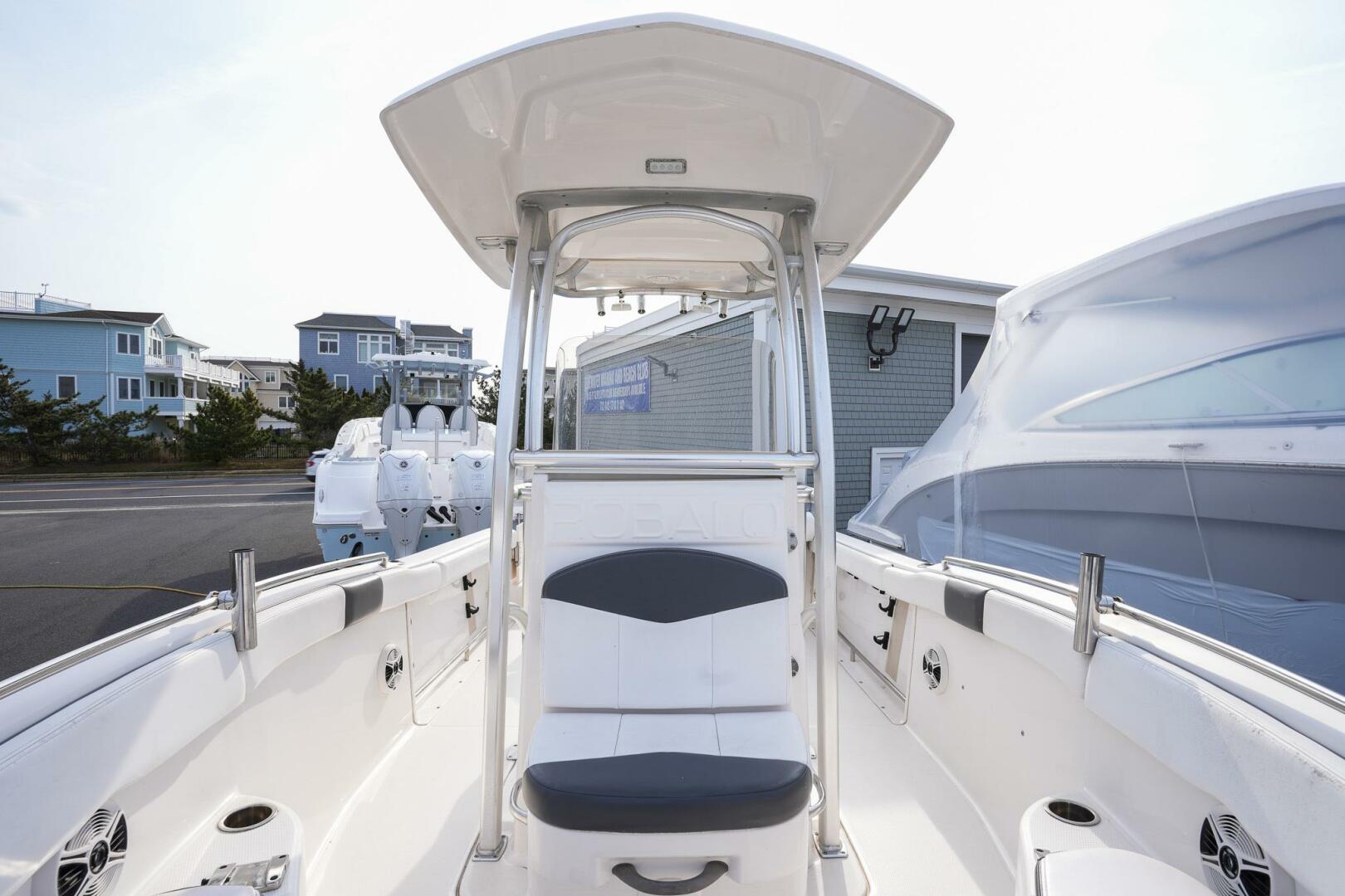 Slide: The Image of Robalo R222 CC 2018 - 13