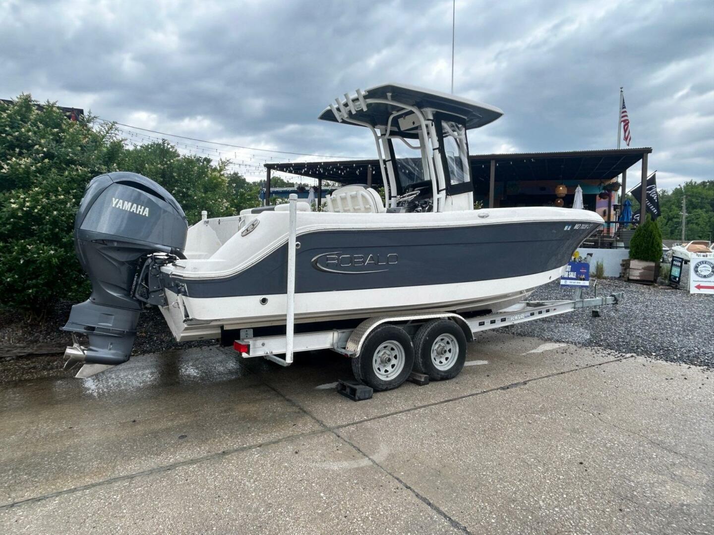 Slide: The Image of Robalo R242 Center Console 2022 - 5380174