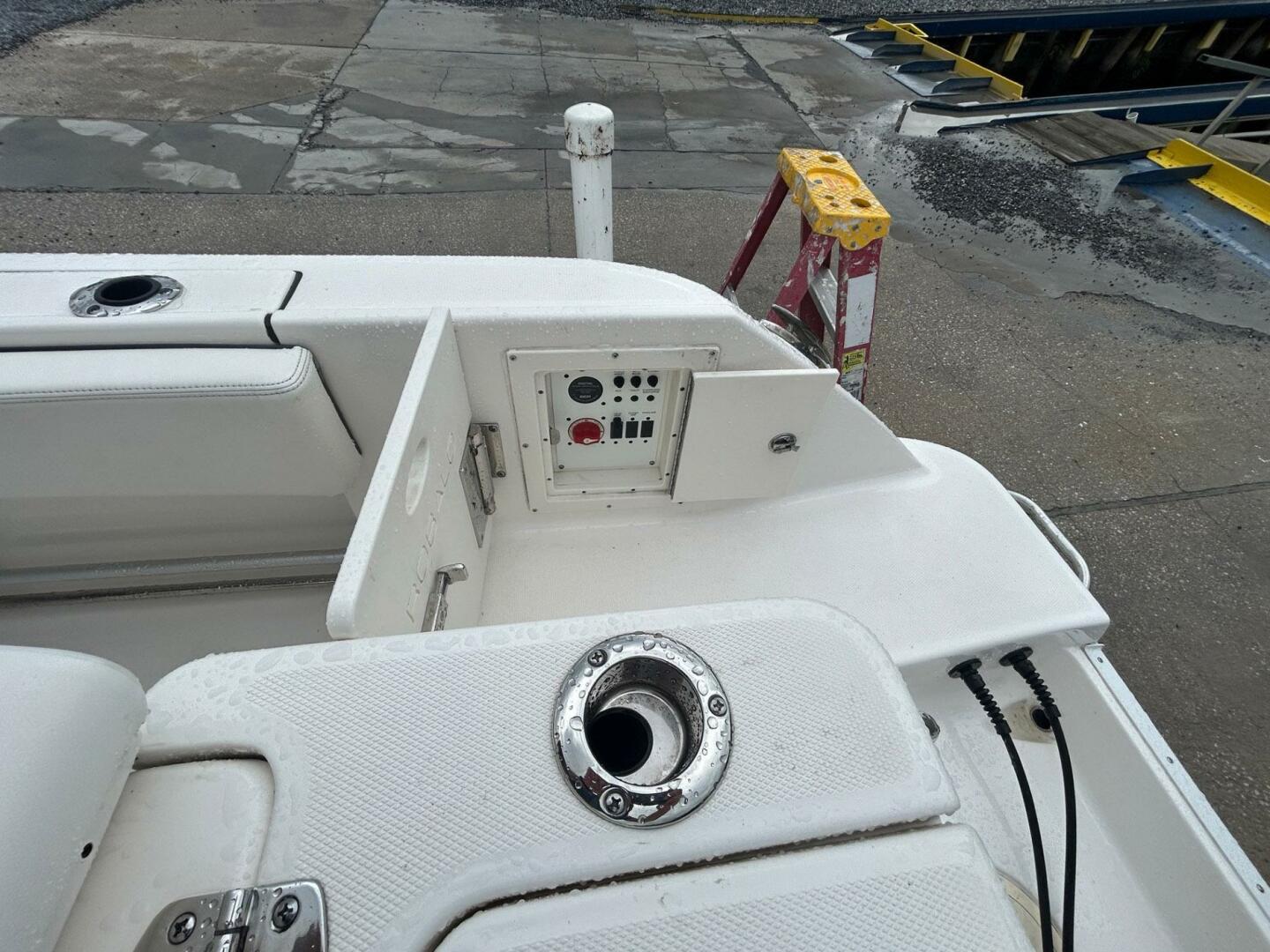 Slide: The Image of Robalo R242 Center Console 2022 - 5380178