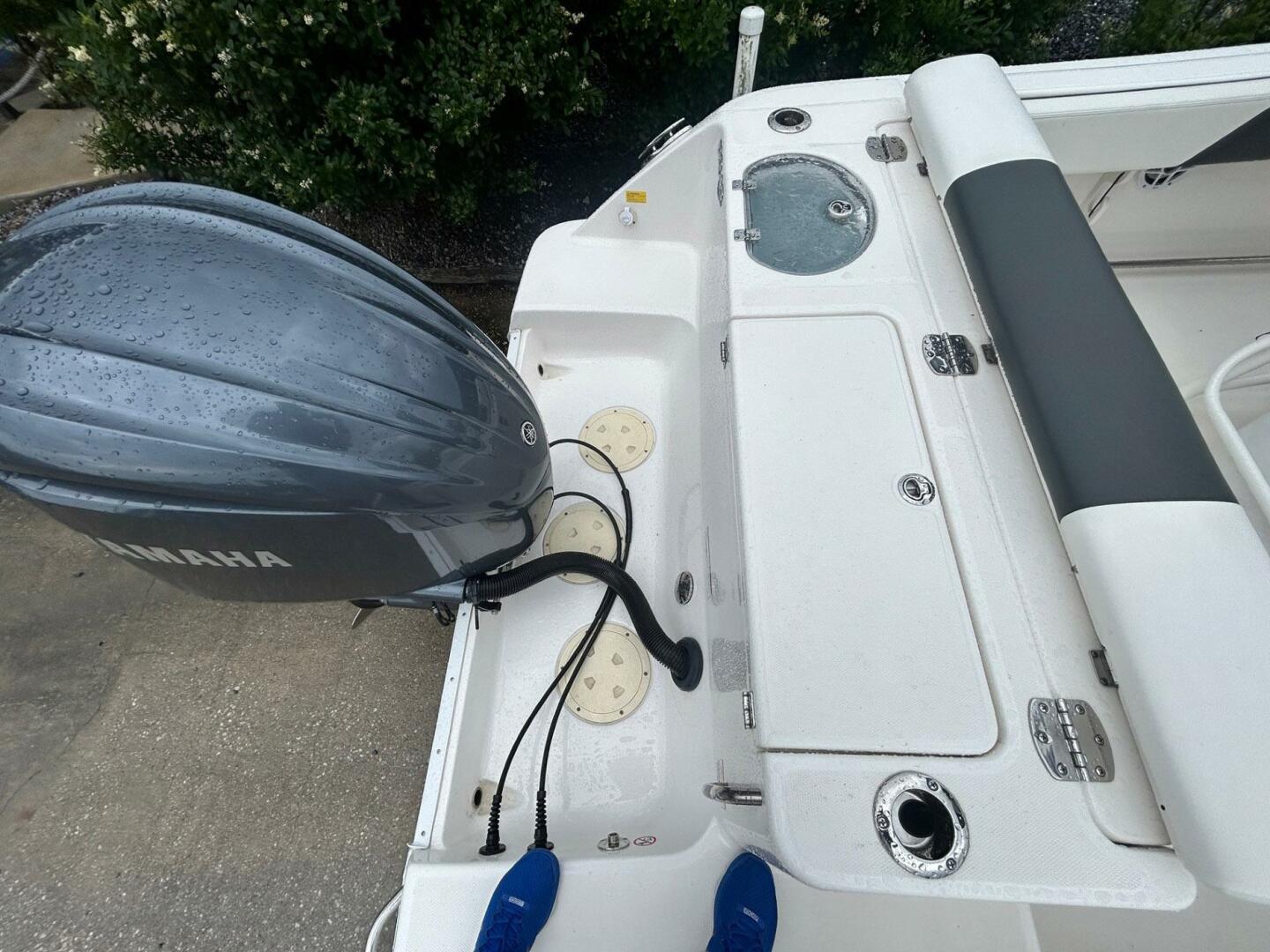 Slide: The Image of Robalo R242 Center Console 2022 - 5380180