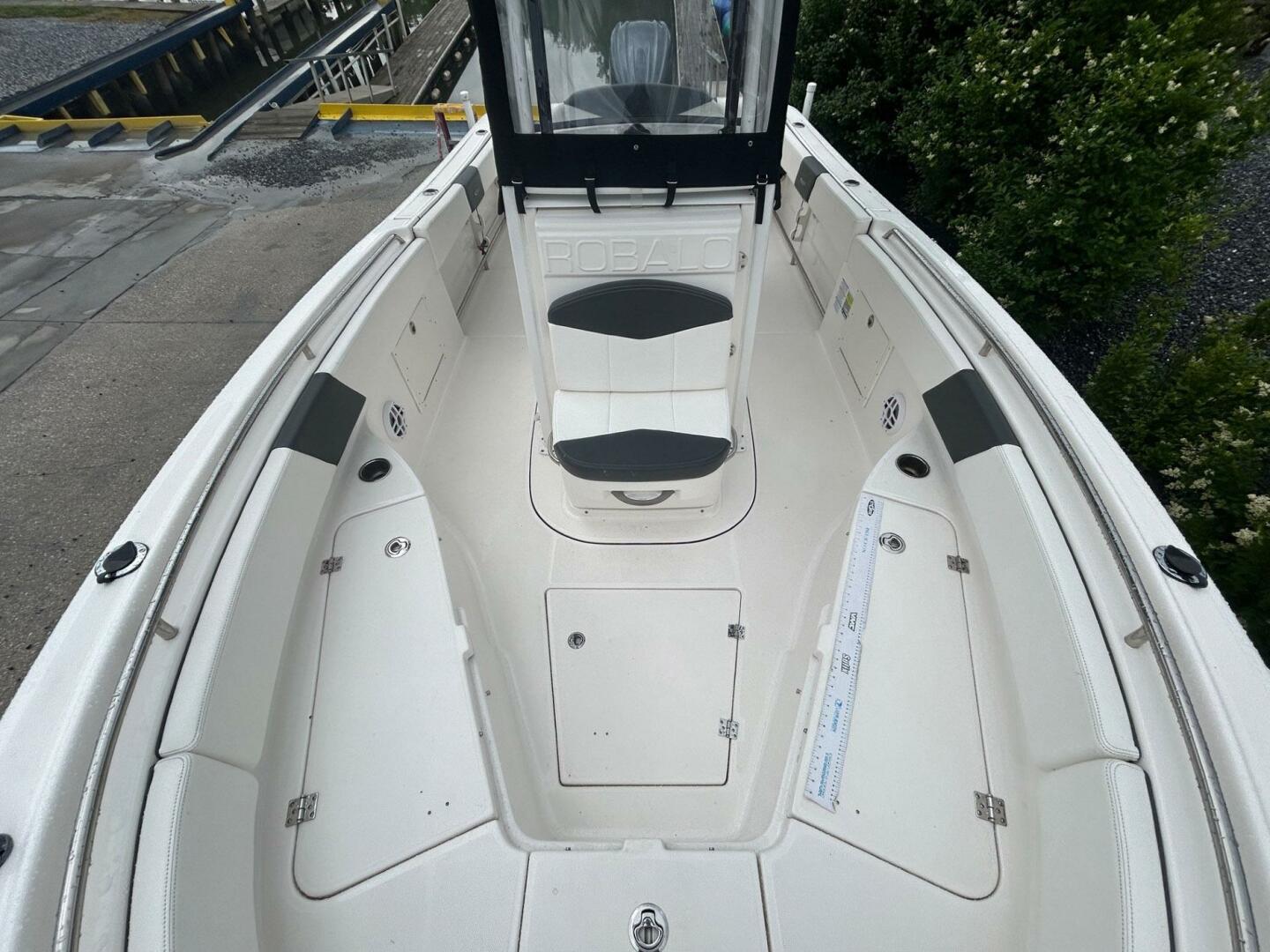 Slide: The Image of Robalo R242 Center Console 2022 - 5380191