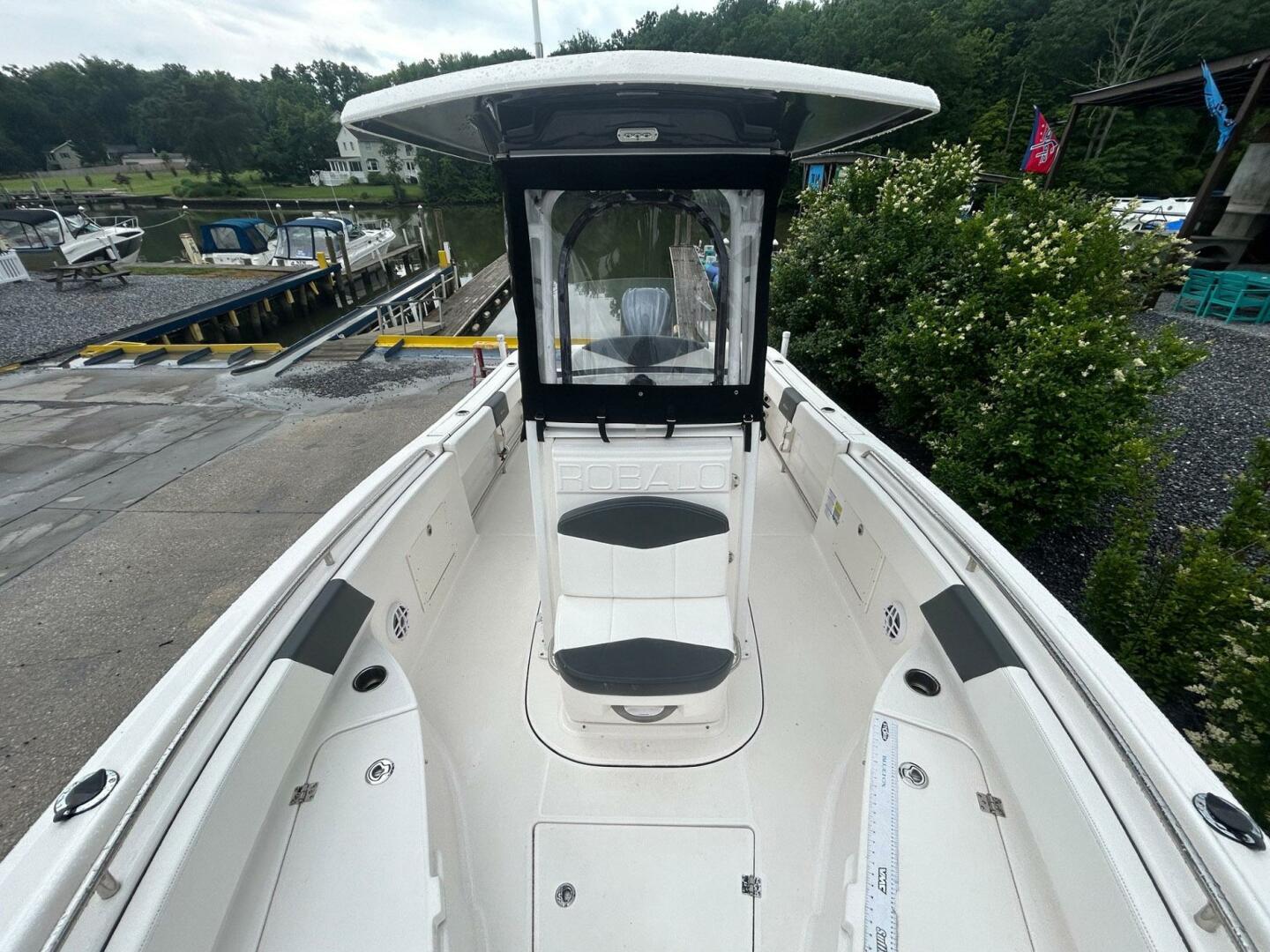 Slide: The Image of Robalo R242 Center Console 2022 - 5380192