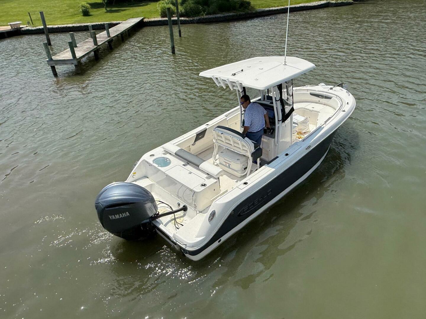 Slide: The Image of Robalo R242 Center Console 2022 - 5380202