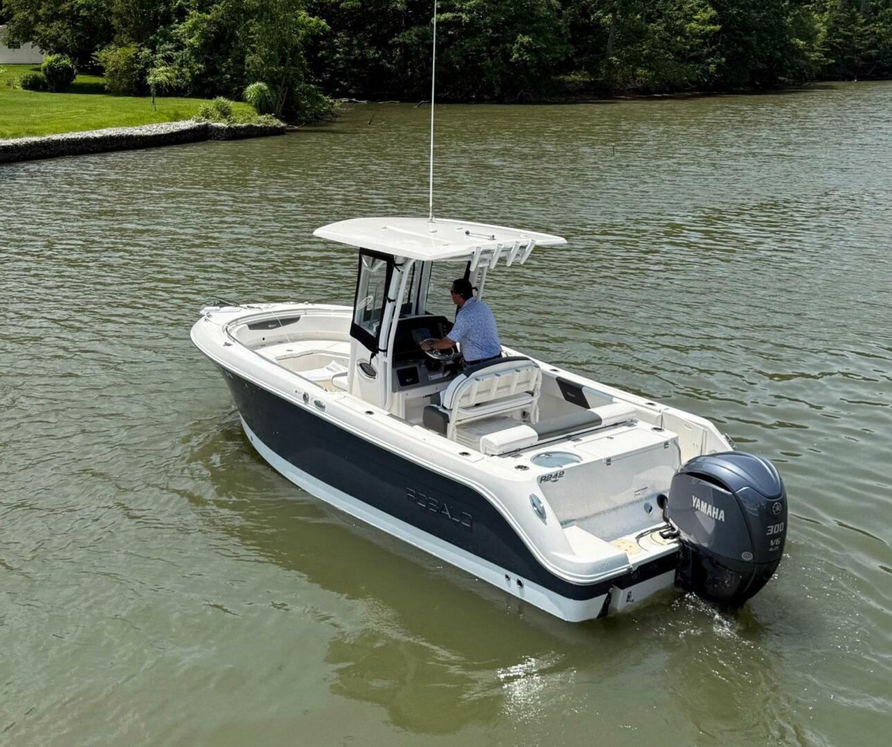 Slide: The Image of Robalo R242 Center Console 2022 - 5380203