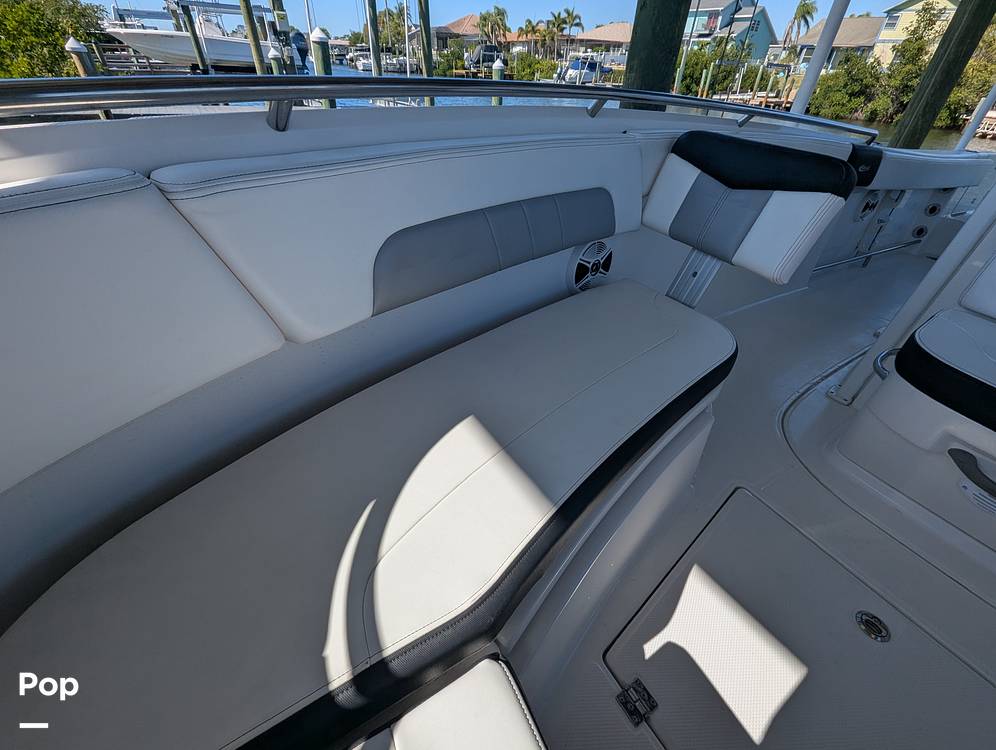 Slide: The Image of Robalo R242 Explorer 2019 - 15236709