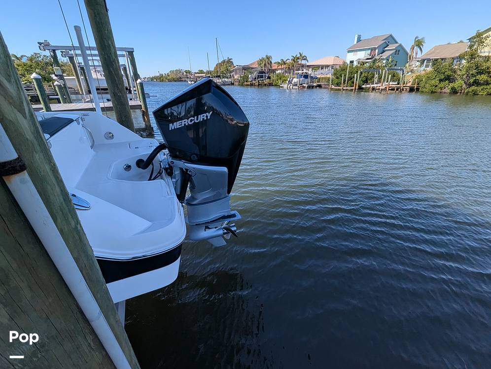 Slide: The Image of Robalo R242 Explorer 2019 - 15236712