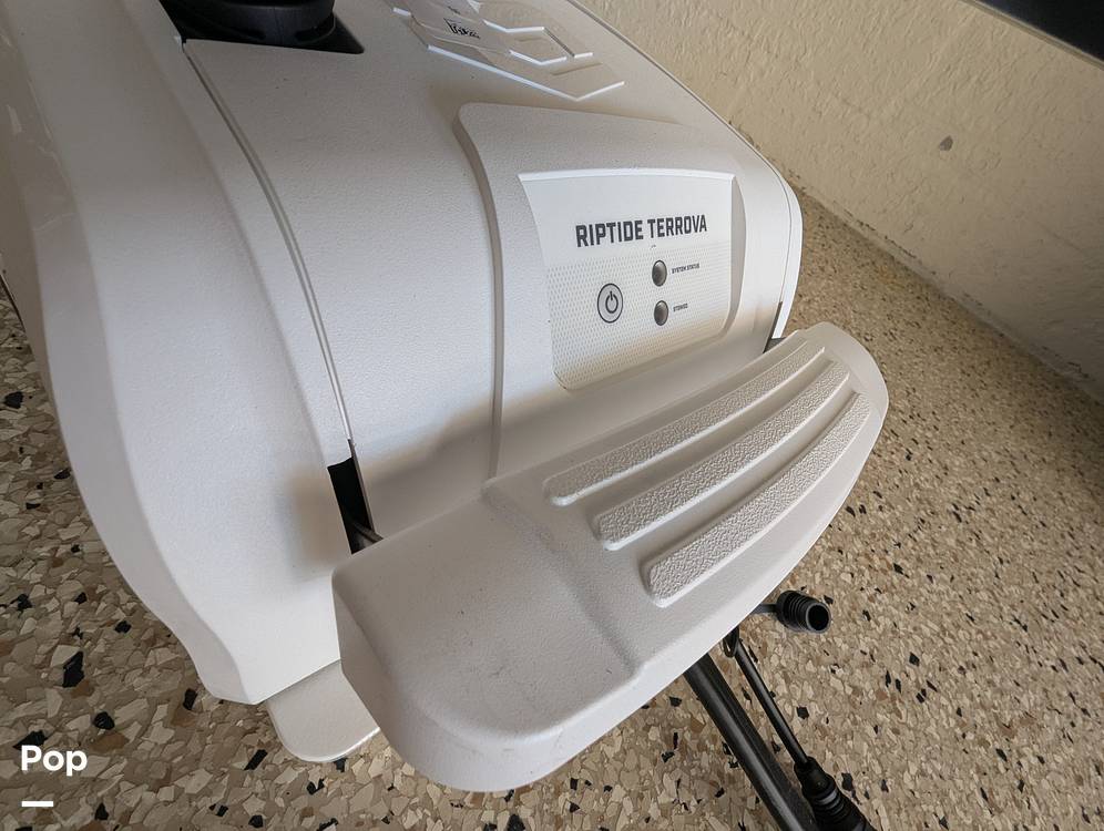 Slide: The Image of Robalo R242 Explorer 2019 - 15236715
