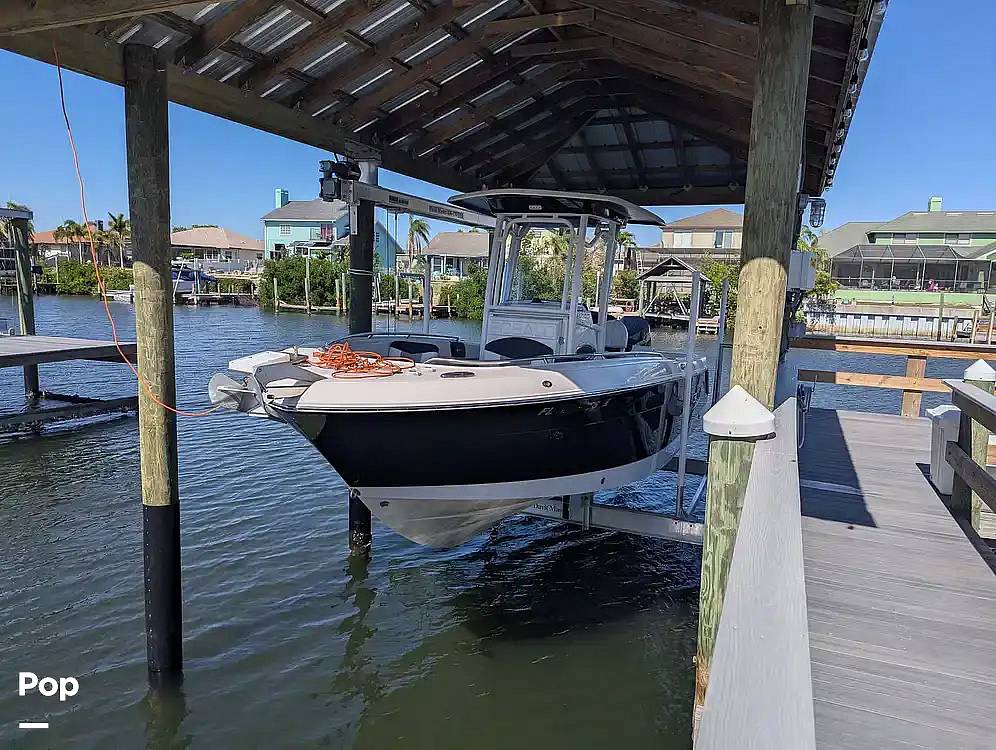 Slide: The Image of Robalo R242 Explorer 2019 - 15279042