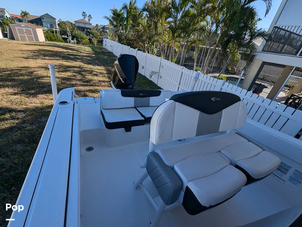 Slide: The Image of Robalo R242 Explorer 2019 - 14920673