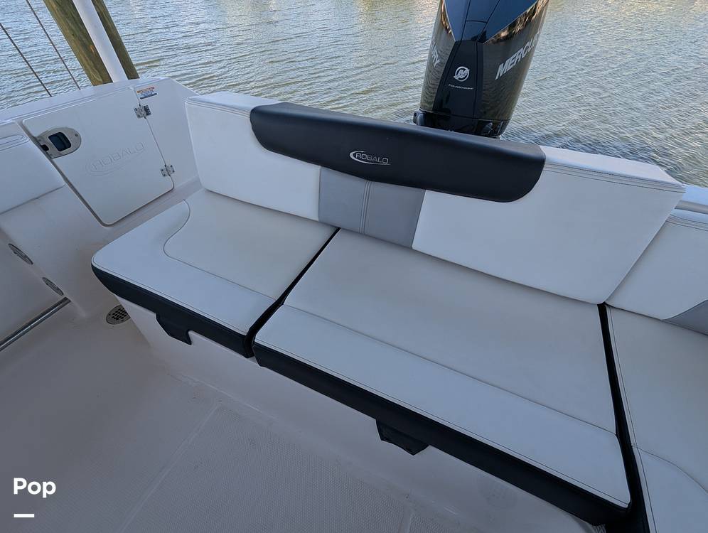 Slide: The Image of Robalo R242 Explorer 2019 - 15236704