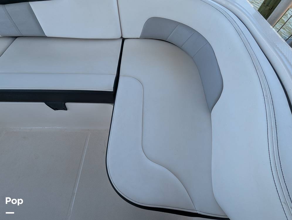 Slide: The Image of Robalo R242 Explorer 2019 - 15236703
