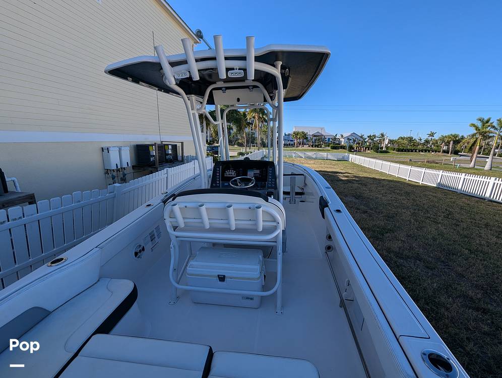 Slide: The Image of Robalo R242 Explorer 2019 - 14920682