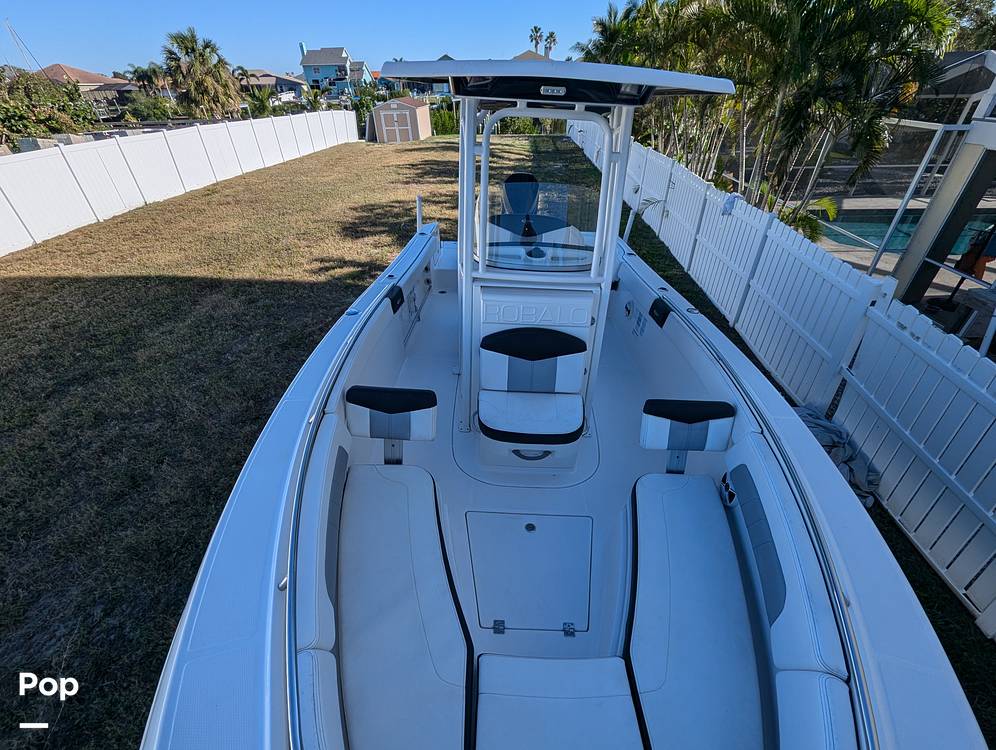 Slide: The Image of Robalo R242 Explorer 2019 - 14920685