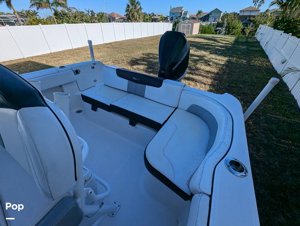 Slide: The Image of Robalo R242 Explorer 2019 - 14920688