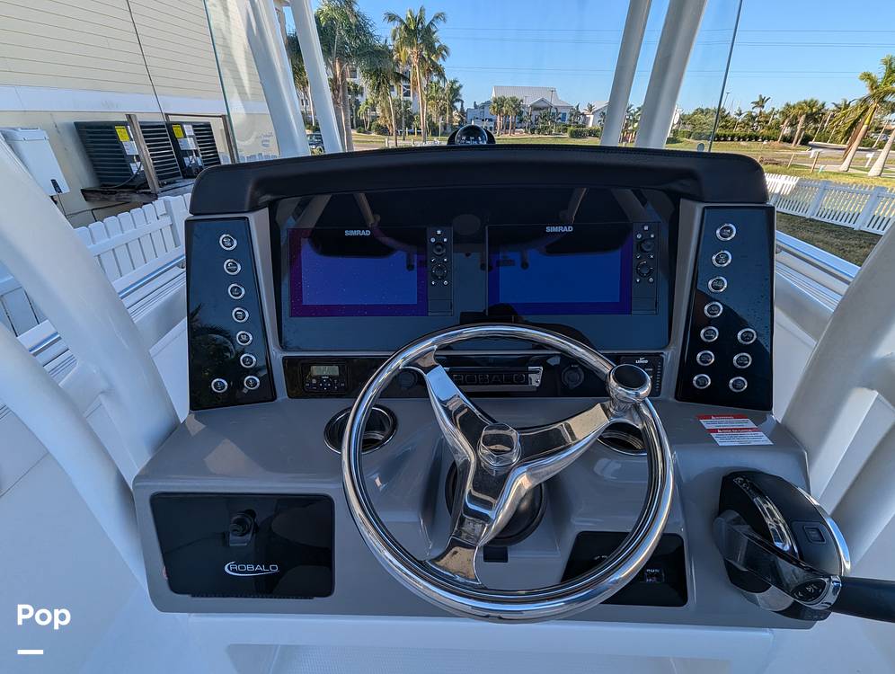 Slide: The Image of Robalo R242 Explorer 2019 - 14920616