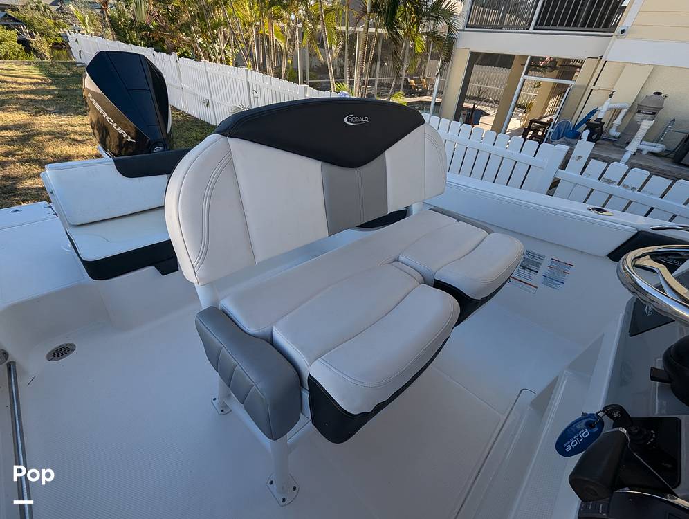 Slide: The Image of Robalo R242 Explorer 2019 - 14920689