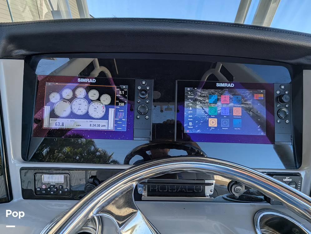 Slide: The Image of Robalo R242 Explorer 2019 - 14920691