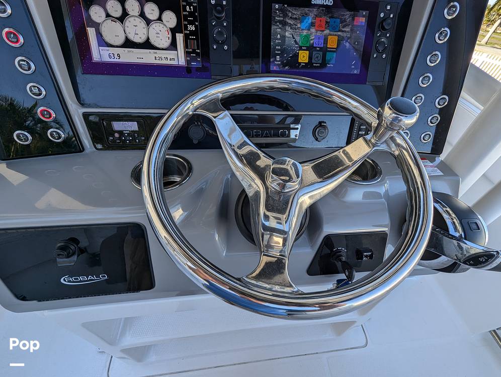 Slide: The Image of Robalo R242 Explorer 2019 - 14920694