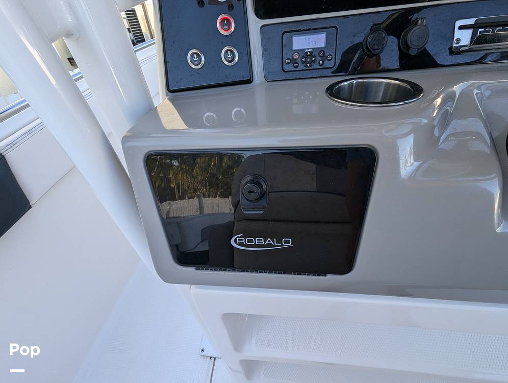 Slide: The Image of Robalo R242 Explorer 2019 - 14920700