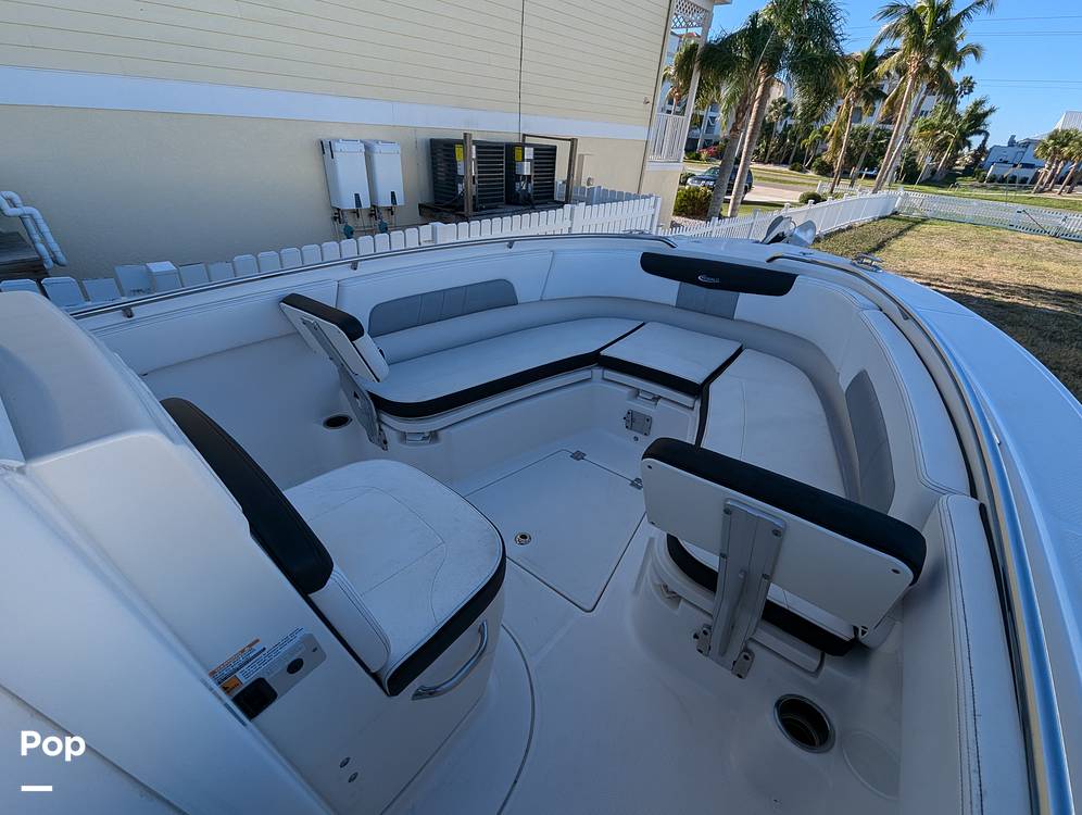 Slide: The Image of Robalo R242 Explorer 2019 - 14920704