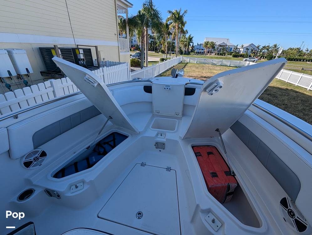 Slide: The Image of Robalo R242 Explorer 2019 - 14920705