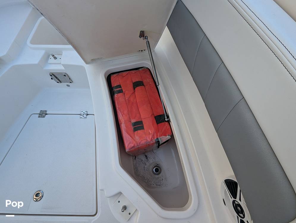 Slide: The Image of Robalo R242 Explorer 2019 - 14920706