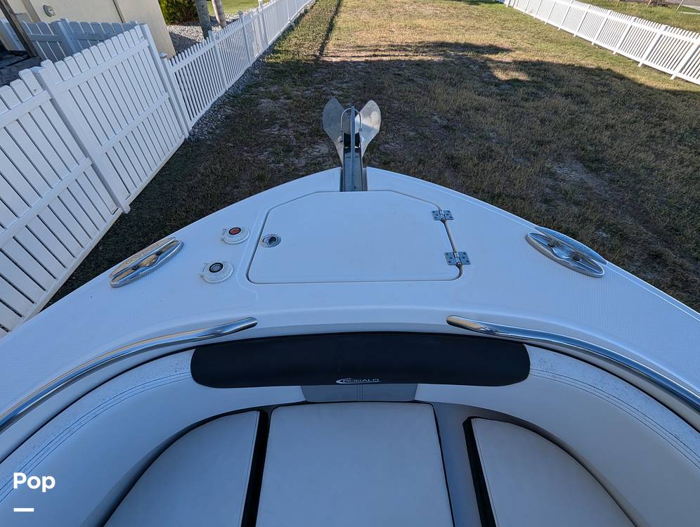 Slide: The Image of Robalo R242 Explorer 2019 - 14920708