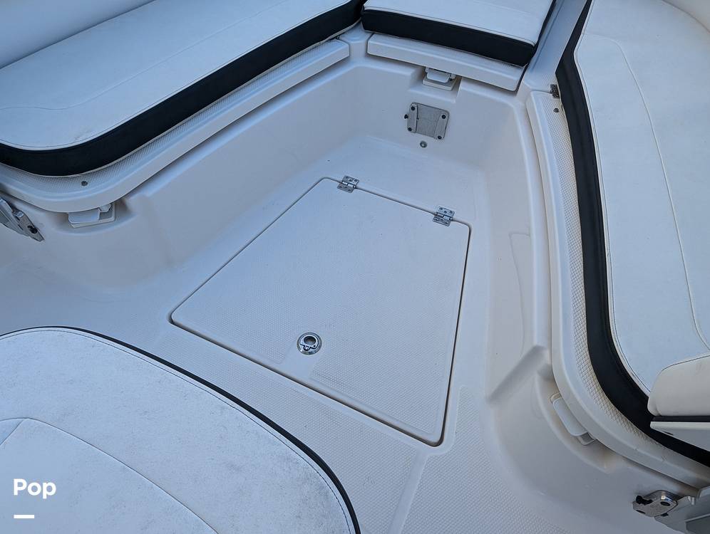 Slide: The Image of Robalo R242 Explorer 2019 - 14920714