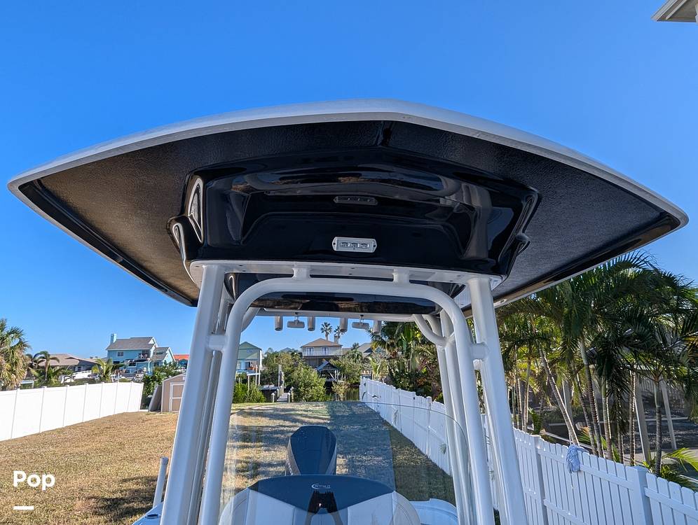 Slide: The Image of Robalo R242 Explorer 2019 - 14920717