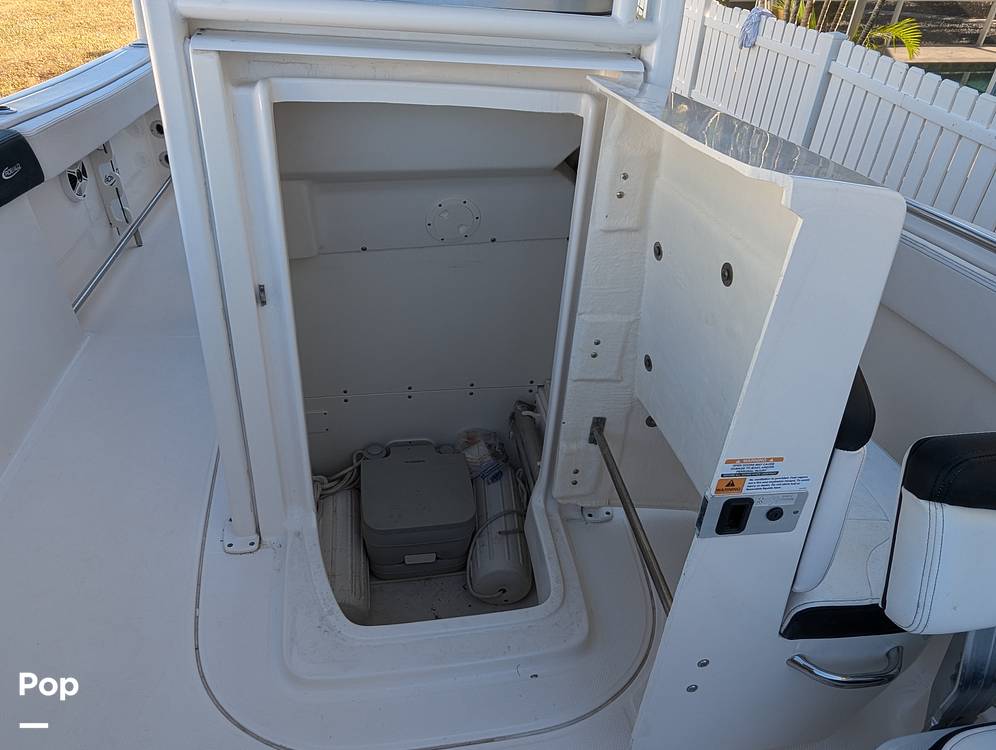 Slide: The Image of Robalo R242 Explorer 2019 - 14920718