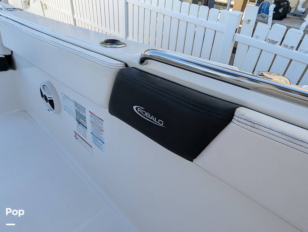 Slide: The Image of Robalo R242 Explorer 2019 - 14920723