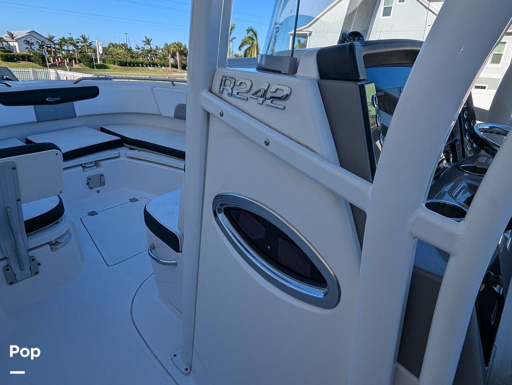 Slide: The Image of Robalo R242 Explorer 2019 - 14920724