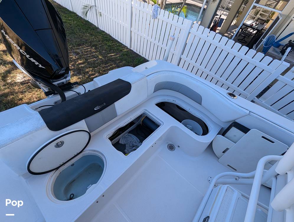 Slide: The Image of Robalo R242 Explorer 2019 - 14920729