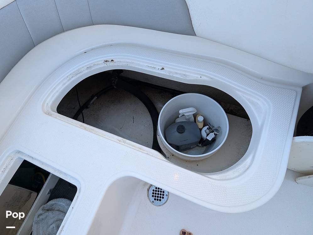 Slide: The Image of Robalo R242 Explorer 2019 - 14920730