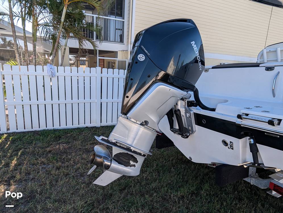 Slide: The Image of Robalo R242 Explorer 2019 - 14920750