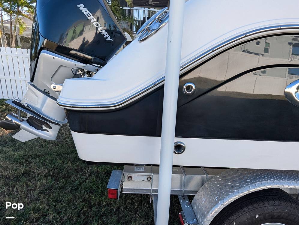 Slide: The Image of Robalo R242 Explorer 2019 - 14920774