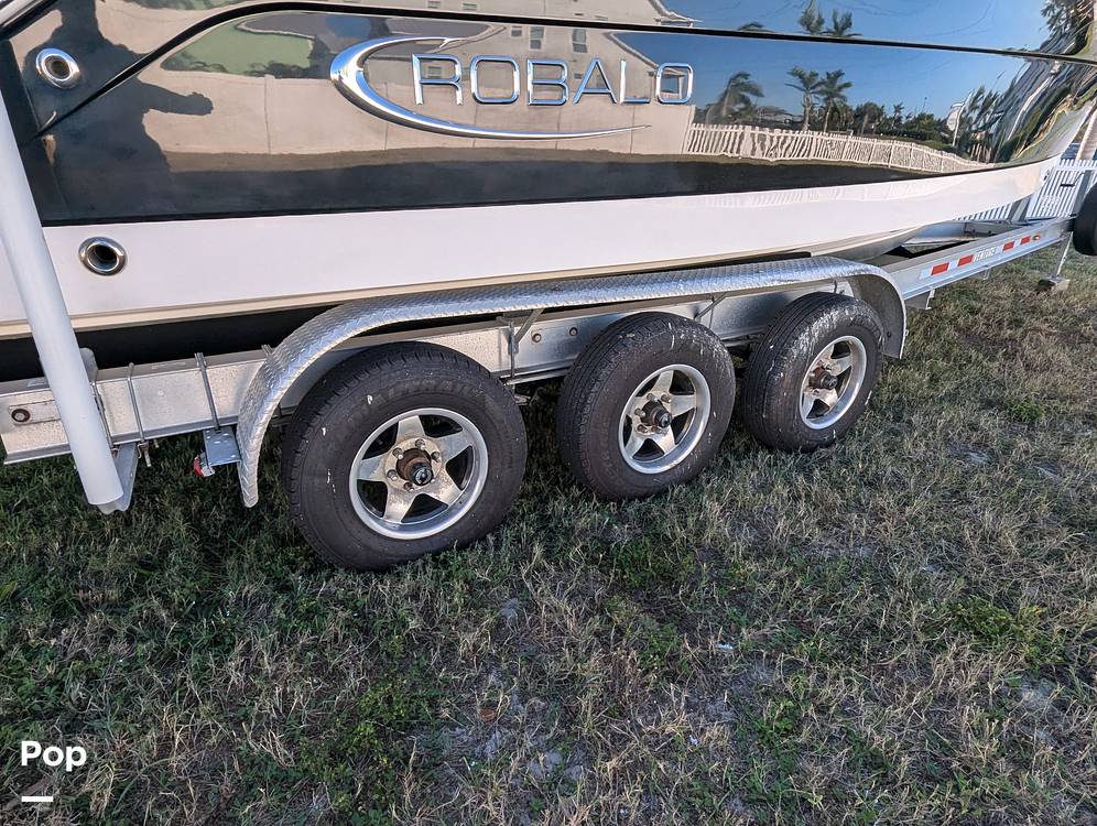Slide: The Image of Robalo R242 Explorer 2019 - 14920775