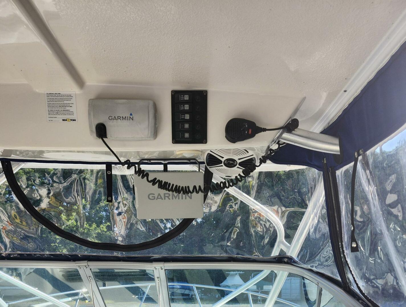 Slide: The Image of Robalo R245 Walkaround Express 2015 - 5558443