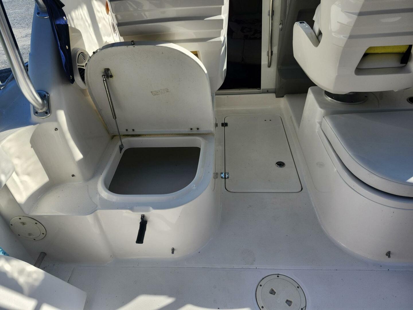 Slide: The Image of Robalo R245 Walkaround Express 2015 - 5558446