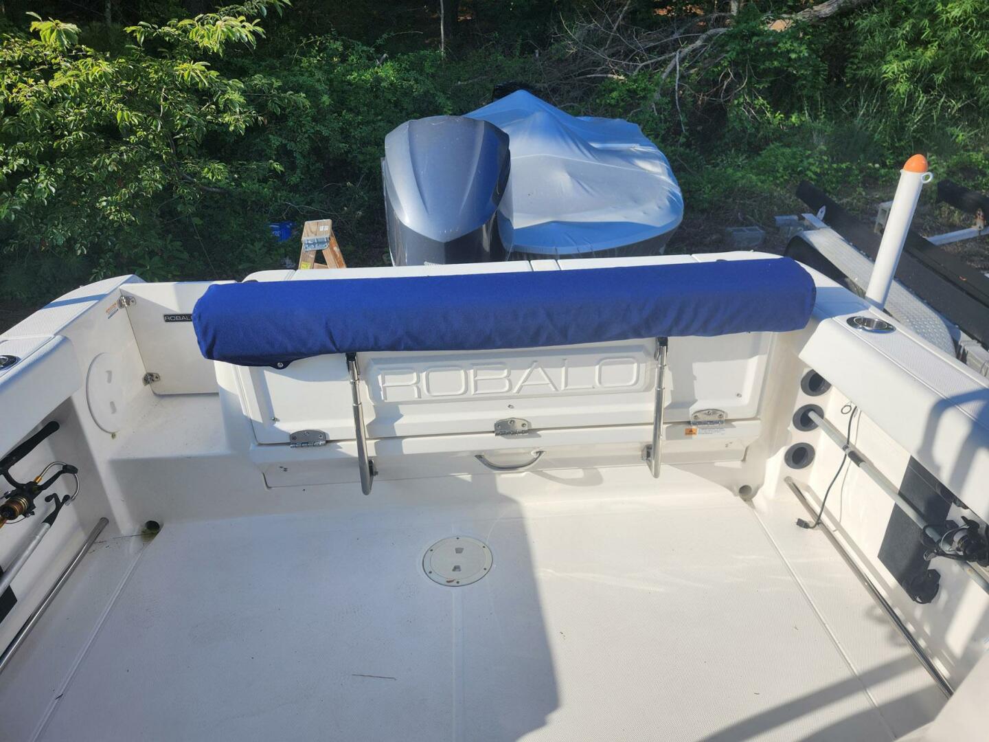 Slide: The Image of Robalo R245 Walkaround Express 2015 - 5558447