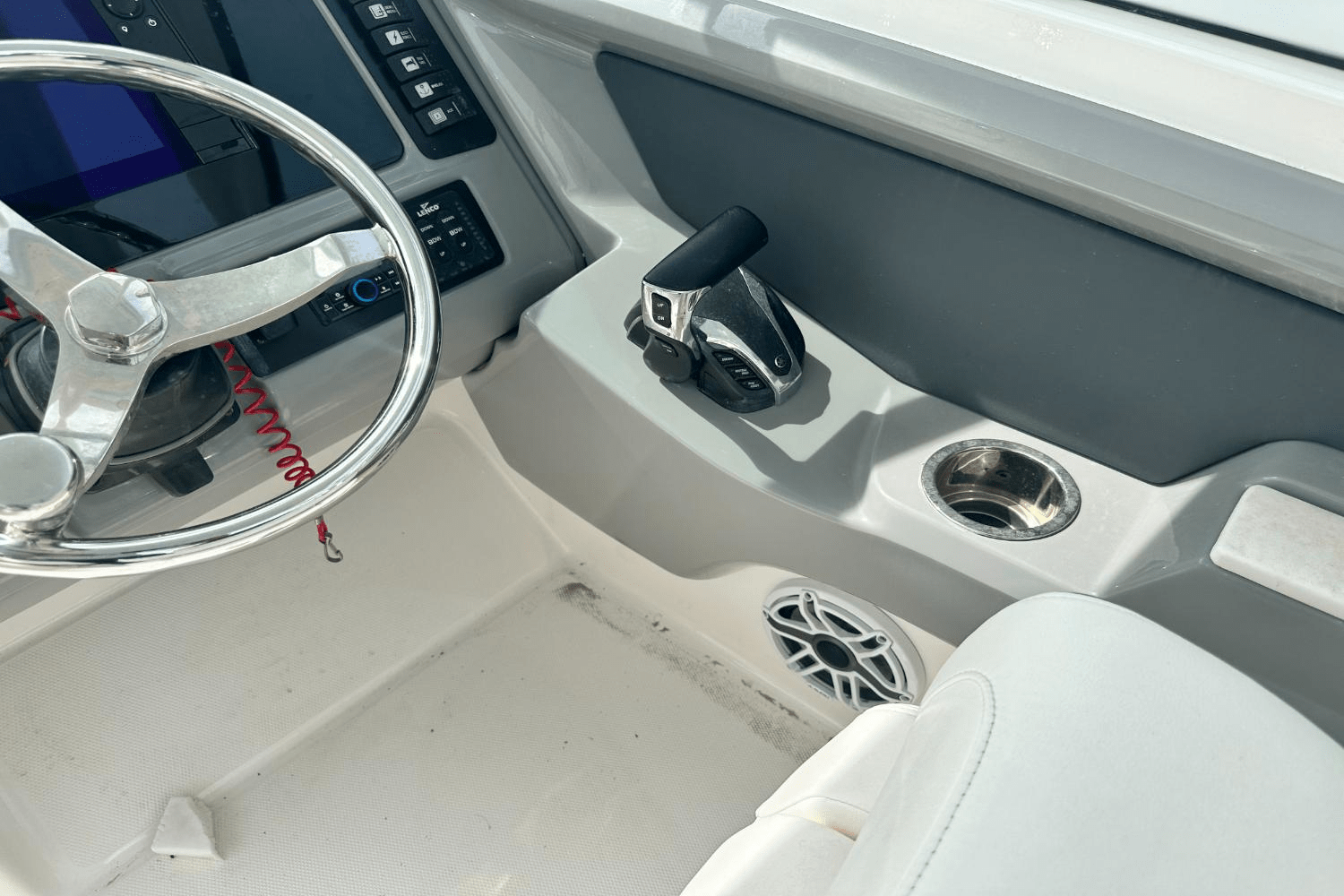 Slide: The Image of Robalo R247 2023 - 10